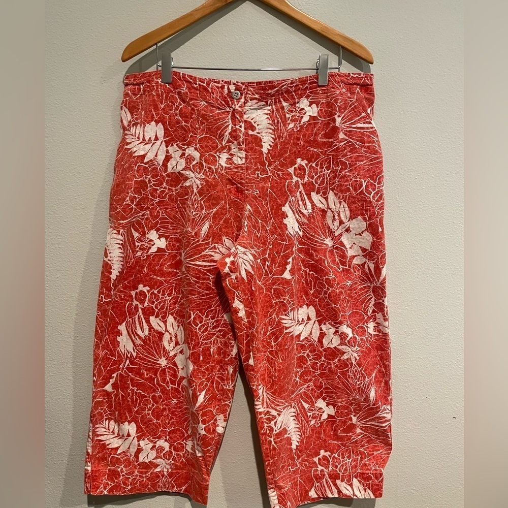 Chico’s capri pants with pockets. Deep coral/white tropical pattern. Size 3